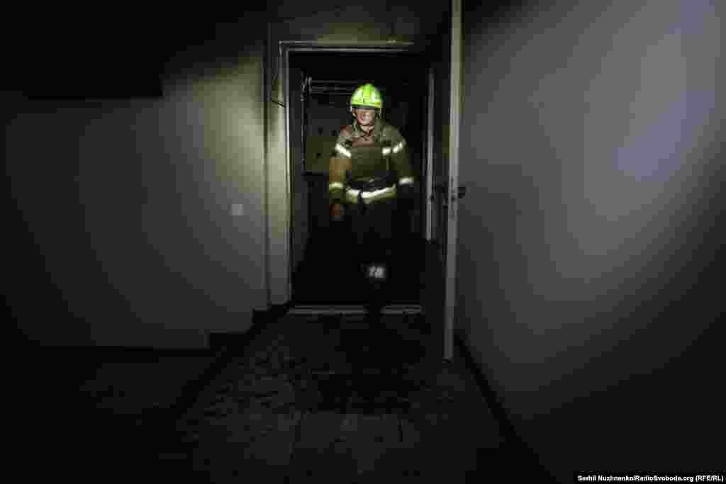 Рятувальник всередині багатоповерхівки, що постраждала внаслідок обстрілу