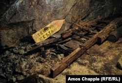 Знак, указывающий выход из заброшенной урановой шахты в Северной Богемии