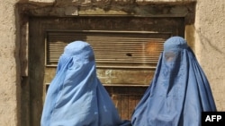 Ооган аялдар автобус күтүүдө. Кабыл. 16-март 2010