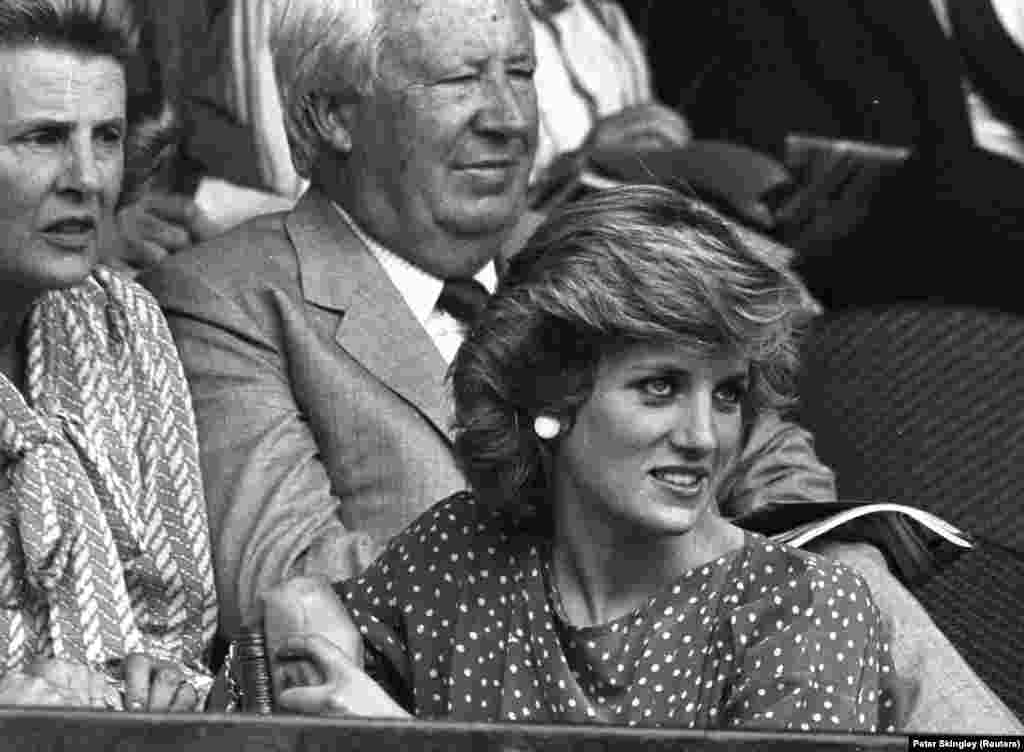 Принцеса Діана в королівській ложі на Вімблдоні перед початком півфіналу чоловічого одиночного матчу між Джиммі Коннорсом та Кевіном Карреном 5 липня 1985 року.&nbsp;