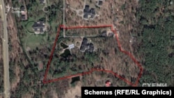 Територія маєтку Медведчука