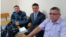Азаматтық белсенді Айдар Байсағатов (ортада) сотта отыр. Өскемен, 6 маусым 2022 жыл. 
