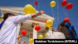 Бишкектеги мектептердин биринде өткөн Акыркы коңгуроо. (архивдик сүрөт)