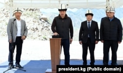 Президент Садыр Жапаров Камбар-Ата-1 ГЭСинин курулушунун башталышына старт берген учуру. 8-июнь, 2022-жыл.