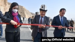 Председатель Кабинета министров Кыргызстана Акылбек Жапаров и посол Китая Ду Давен открывают мост как  завершение части проекта автомагистрали — одного из многих инфраструктурных проектов, которые получают поддержку из Пекина