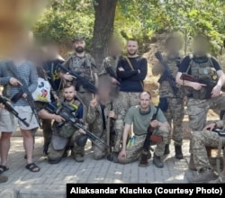 Беларускія добраахвотнікі, у тым ліку Аляксандар