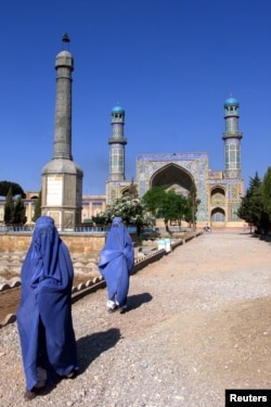 Афганских женщин теперь вновь обязывают носить паранджу. Им запрещают учиться и самостоятельно зарабатывать деньги