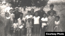Давлатбек Бороновдун Сын-Таш айылына көчүп келген учурдагы үй-бүлө мүчөлөрү жана бир туугандары, 1993-жыл.