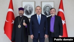 Պոլսո Հայոց պատրիարք Սահակ Երկրորդ Մաշալյանը և Վատիկանում Մայր Աթոռ Սուրբ Էջմիածնի պաշտոնական ներկայացուցիչ Խաժակ արքեպիսկոպոս Պարսամյանը Թուրքիայի ԱԳ նախարար Մևլյութ Չավուշօղլուի հետ քննարկել են նաև վաքըֆների ընտրությունների հարցը, Անկարա, 9-ը հունիսի, 2022թ.