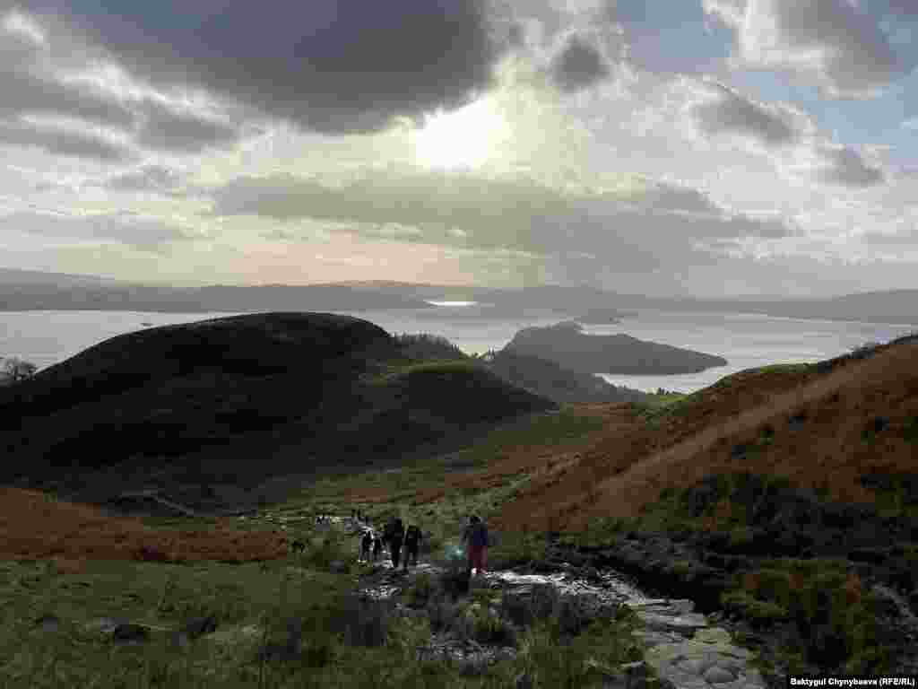 Саммиттин катышуучулары Шотландиянын Лок-Ломон улуттук паркында.&nbsp;