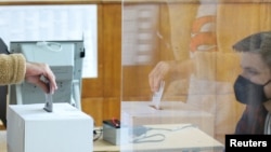 Болгариядагы шайлоодо өз добушун бери жаткан жаран. 14-ноябрь, 2021-жыл. 