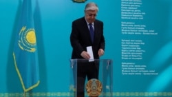 Азаттық тілшілерін Тоқаев дауыс беретін референдум учаскесіне неге кіргізбеді?   
  
