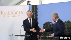 ՆԱՏՕ-ի գլխավոր քարտուղար Յենս Ստոլտենբերգը և Ֆինլանդիայի նախագահ Սաուլի Նիինիստոն, Կուլտարանտա, Ֆինլանդիա, 12 հունիսի, 2022թ.