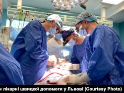 Медики рятують життя маленькому пацієнтові