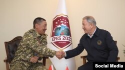 Кыргызстандын коргоо министри Бактыбек Бекболотов жана Түркиянын коргоо министри Хулуси Акар.