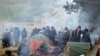 Polşa-Belarus serhediniň boýundaky çadyr lagerinde garaşýan migrantlar. 10-njy noýabr.