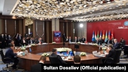 Саммит "Демократия жана эркиндик" аралындагы комплекстте өттү.