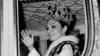 Императрица Фарах, супруга шаха Ирана, машет толпе, проезжая по улицам Тегерана после церемонии коронации 26 октября 1967 года