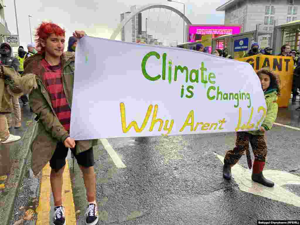 COP-26нын катышуучулары чечим чыгарган 13-ноябрда Глазгонун көчөлөрүндө кайрадан эл толкуду. Дүйнө лидерлери мурда айтылып жаткан 100 миллиард долларлык каражат бөлүү маселесин талкуулоону кийинкиге калтырышты.&nbsp;