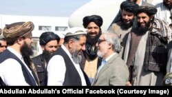 تعدادی از مقامات پیشین و عده یی از طالبان در میدان هوایی کابل از داکتر عبدالله عبدالله استقبال کردند