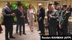 ԱՄՆ-ի և Չինաստանի պաշտպանության նախարարներ Լոյդ Օսթինը և Վեյ Ֆենհեն «Շանգրի-Լայի երկխոսություն» հավաքում, Սինգապուր, 11 հունիսի, 2022թ.