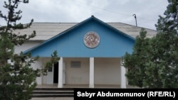 Музейдин сырткы көрүнүшү. Советтик доордон калган имарат.