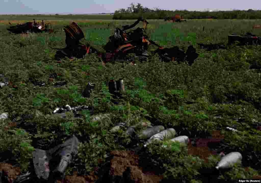 Знищені російські танки та транспортні засоби у полі на Миколаївщині, 12 червня 2022 року. Заступник начальника військової розвідки України Вадим Скібіцький заявив The Guardian, що Україна програє артилерійський бій із Росією на передовій через брак артилерійських снарядів. Він сказав, що Україна здійснює від 5000 до 6000 артилерійських пострілів на день і &laquo;майже витратила всі наші боєприпаси&raquo;