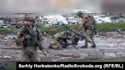 Поки одні бійці готують «Вампір» до злету, інші стежать за небом, аби відбити атаку російських БпЛА