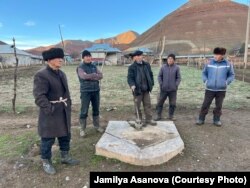 Таза сууну талкуулаган айылдыктар.