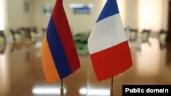 Հայաստանի և Ֆրանսիայի դրոշները, արխիվ