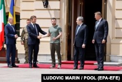 Прэзыдэнт Украіны Ўладзімір Зяленскі вітае канцлера ФРГ Оляфа Шольца, прэзыдэнта Францыі Эманюэля Макрона, прэзыдэнта Румыніі Кляўса Яганіса. Кіеў, 16 чэрвеня 2022 г.