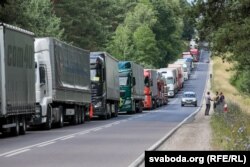 Чарга з фур на мяжы Польшчы зь Беларусьсю. Архіўнае фота