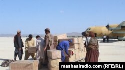 جریان تخلیه کمک ها به زلزله زده گان در میدان هوایی ولایت خوست 