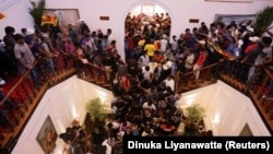 Шри-Ланкада нааразылыкка чыккандар президенттин резиденциясын басып алган учуру. 9-июль, 2022-жыл.