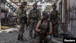 Russiýanyň Ukraina hüjümi dowam edýärkä, Sewerodonets şäheriniň senagat sebitinde ukrain harbylary biri-biri bilen gürleşýär. 20-nji iýun, 2022 ý.