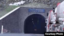 Кусеин Көлбаев атындагы тоннел. "Кыргызавтожол" мамлекеттик ишканасынын сүрөтү.