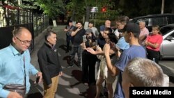 Равшан Жеенбеков на выходе из Ленинского РОВД.