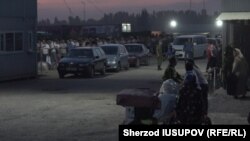 Кыргыз-өзбек чек арасындагы “Достук” өткөрмө бекети. Июнь, 2022-жыл.