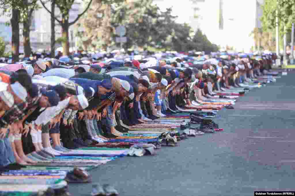 Бишкекте айт намаз таңкы саат 07:30да окула баштады.&nbsp;