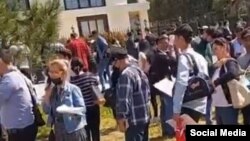 Очередь у туркменского консульства в Стамбуле, июнь, 2022 г.  