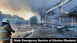 Өрт өчүрүүчүлөр ракета тийген соода борборунун жанында. Кременчуг, 27-июнь 2022-жыл