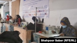 دختران خرسند اند که از خانه بیرون رفته و حرفه یی جدیدی را می آموزند