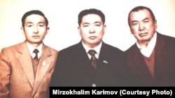 (Солдон оңго карай) Мургап райондук аткаруу комитетинин төрагасы Камал Урустамов, партиянын Мургап райкомунун биринчи катчысы О.Исманов, райондун прокурору А.Тагайкулов. 1985-1988-жылдар.