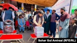 مردم و برخی از نهاد ها در داخل و بیرون از افغانستان با گذاشتن صندوق های جمعآوری اعانه در تلاش کمک به نیازمندان اند