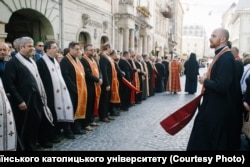 Прощання з загиблим воїном біля Гарнізонного храму