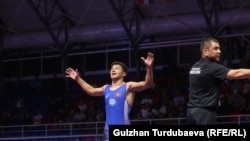 Архив сүрөт. Билол Шарип уулу эркин күрөш боюнча 17 жашка чейинкилер арасындагы Азия чемпионатында. 