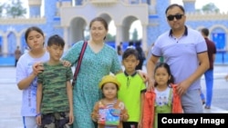 Элвира үй-бүлөсү менен Ташкентте.