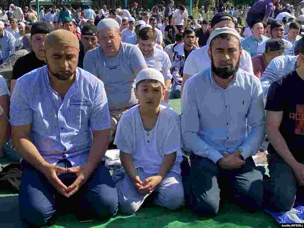 Ләлә-Тюлпан мәчете ихатасында намаз укучылар