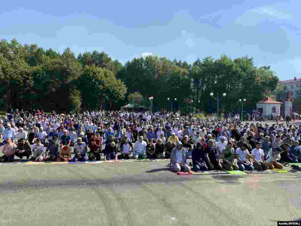 Ләлә-Тюлпанмәчете ихатасы мөселманнар белән тулды