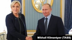 Ашкере-оңчул саясатчы Марин Ле Пен март айында Кремлде орус президенти Путин менен жолуккан.